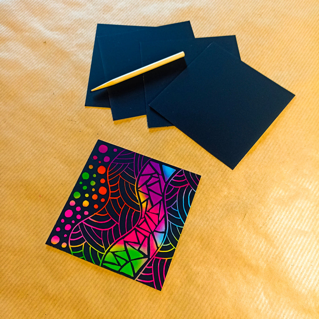 Lot créatif 100 cartes à gratter multicolores + 2 stylets bambou - Mains Créatrices