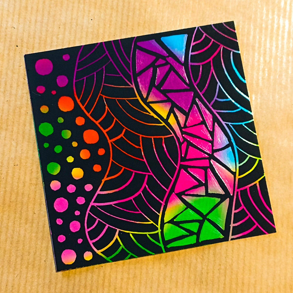 Lot créatif 100 cartes à gratter multicolores + 2 stylets bambou - Mains Créatrices