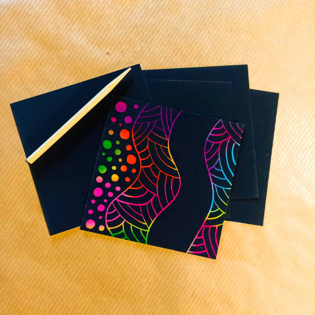 Lot créatif 100 cartes à gratter multicolores + 2 stylets bambou - Mains Créatrices