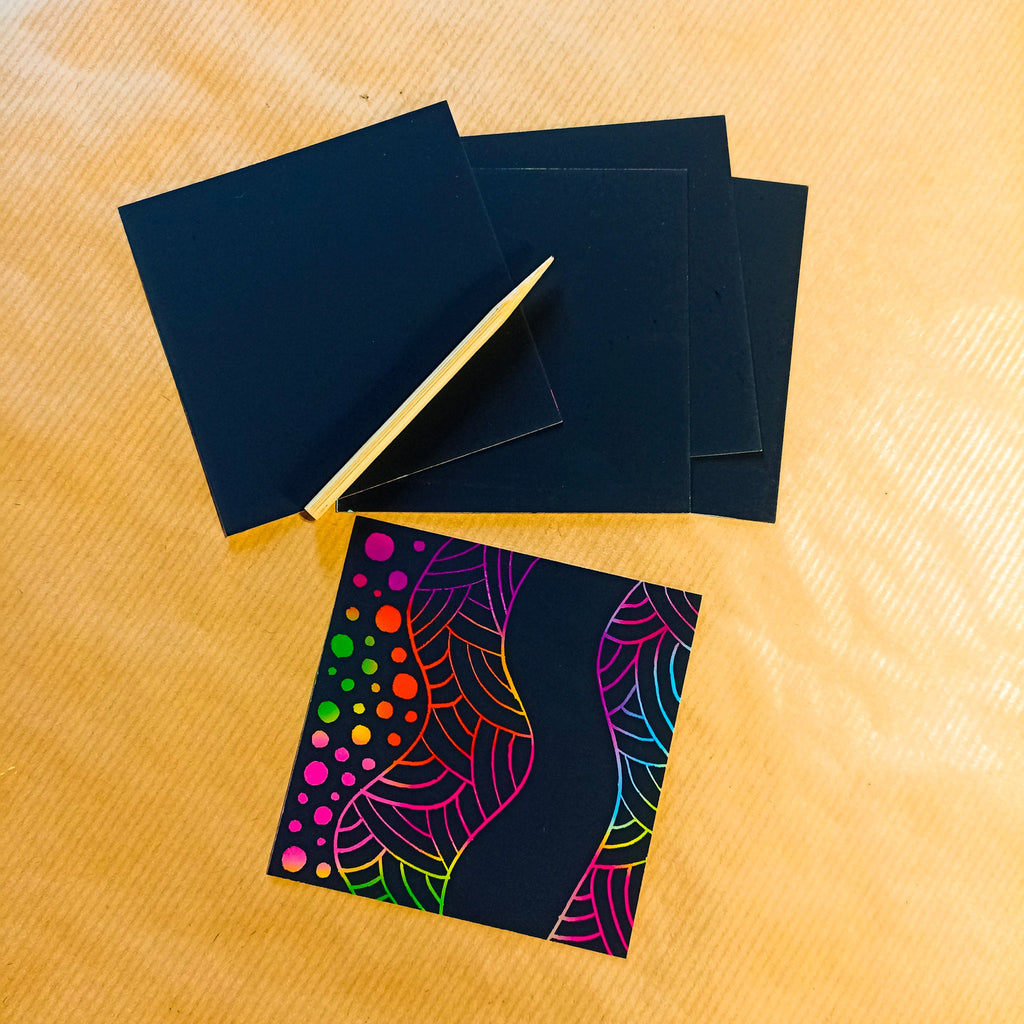 Lot créatif 100 cartes à gratter multicolores + 2 stylets bambou - Mains Créatrices