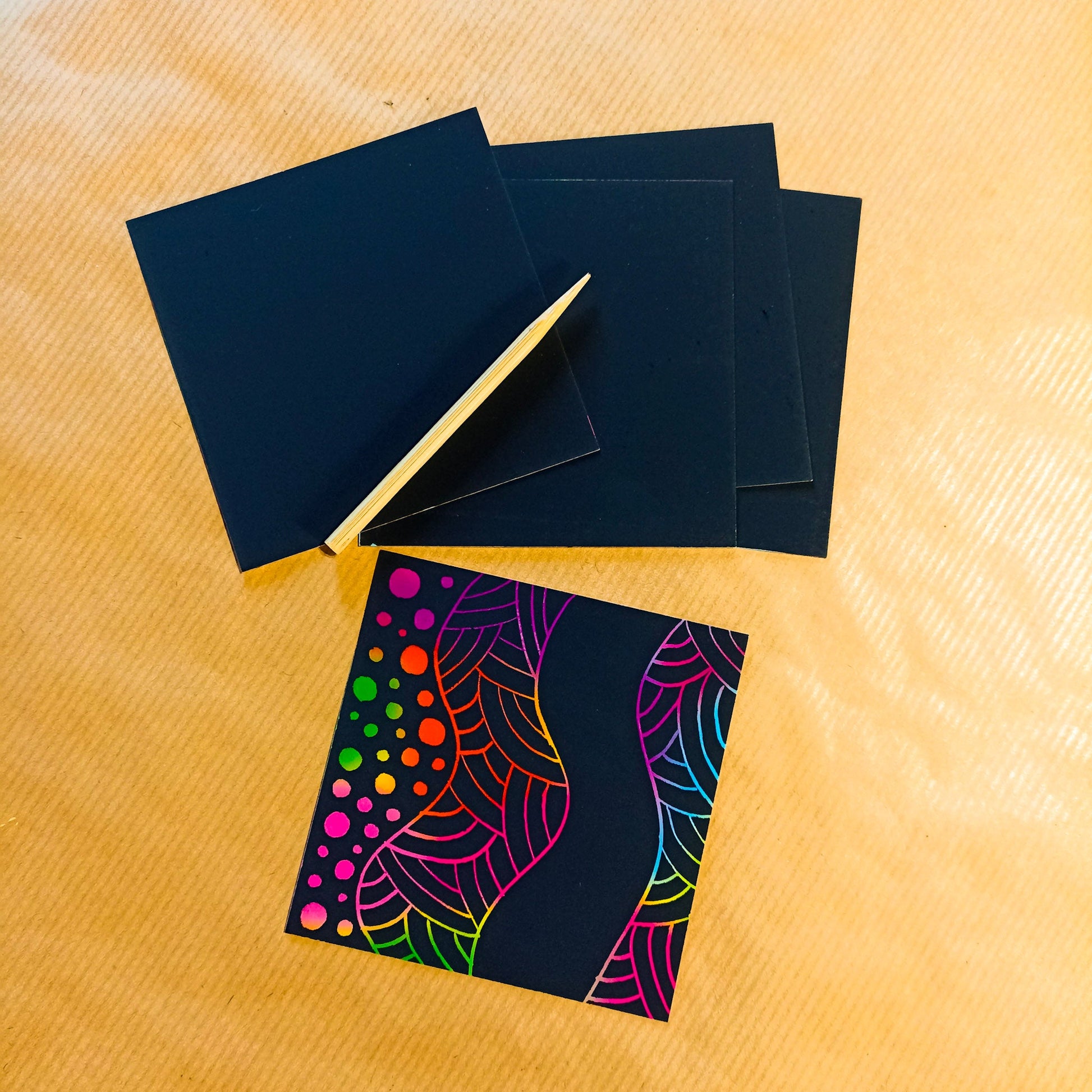 Lot créatif 100 cartes à gratter multicolores + 2 stylets bambou - Mains Créatrices