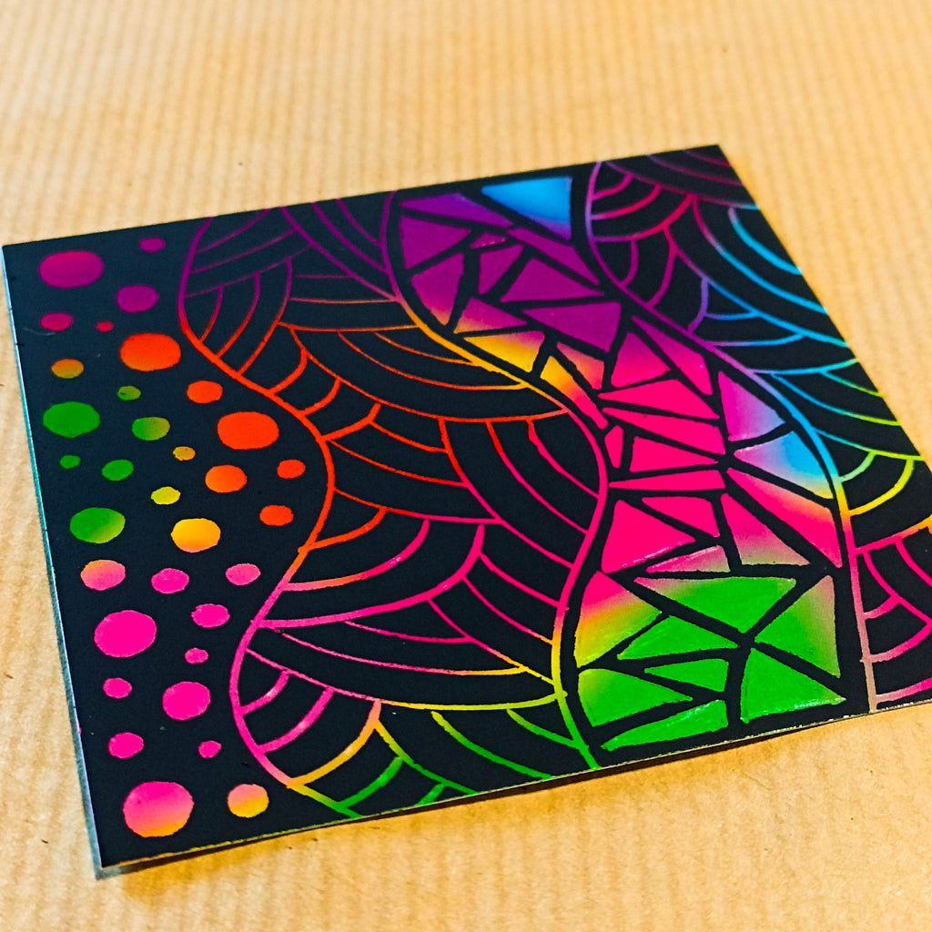 Lot créatif 100 cartes à gratter multicolores + 2 stylets bambou - Mains Créatrices