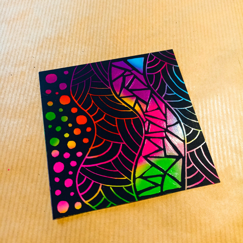 Lot créatif 100 cartes à gratter multicolores + 2 stylets bambou - Mains Créatrices