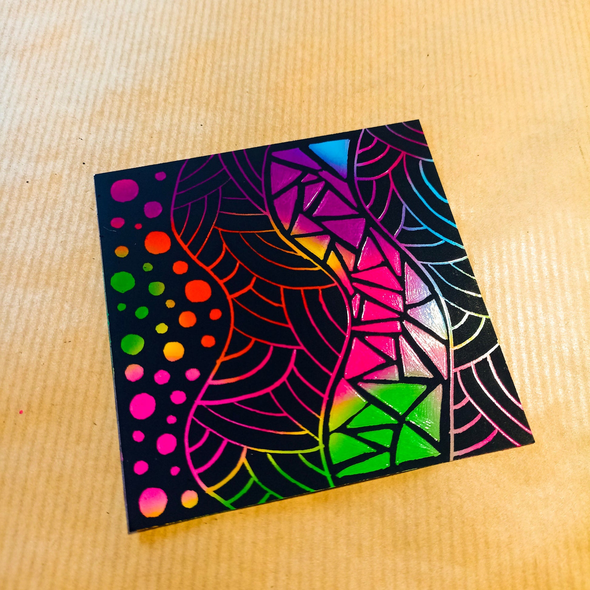 Lot créatif 100 cartes à gratter multicolores + 2 stylets bambou - Mains Créatrices