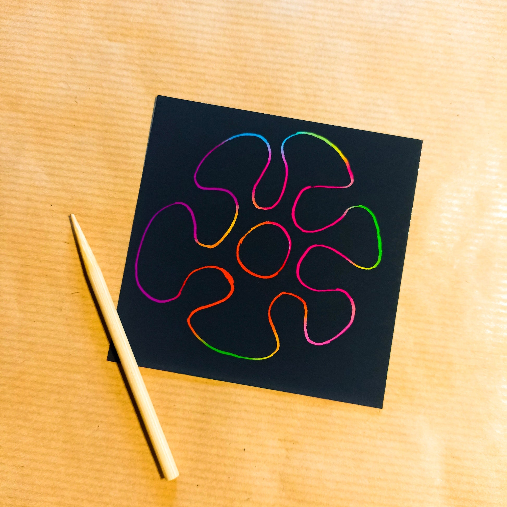 Lot créatif 100 cartes à gratter multicolores + 2 stylets bambou - Mains Créatrices