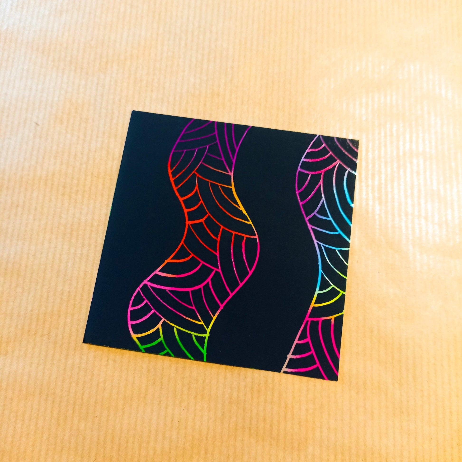 Lot créatif 100 cartes à gratter multicolores + 2 stylets bambou - Mains Créatrices