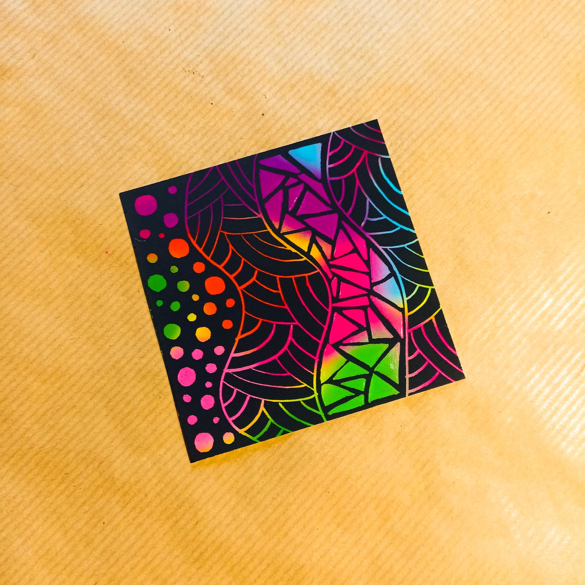 Lot créatif 100 cartes à gratter multicolores + 2 stylets bambou - Mains Créatrices