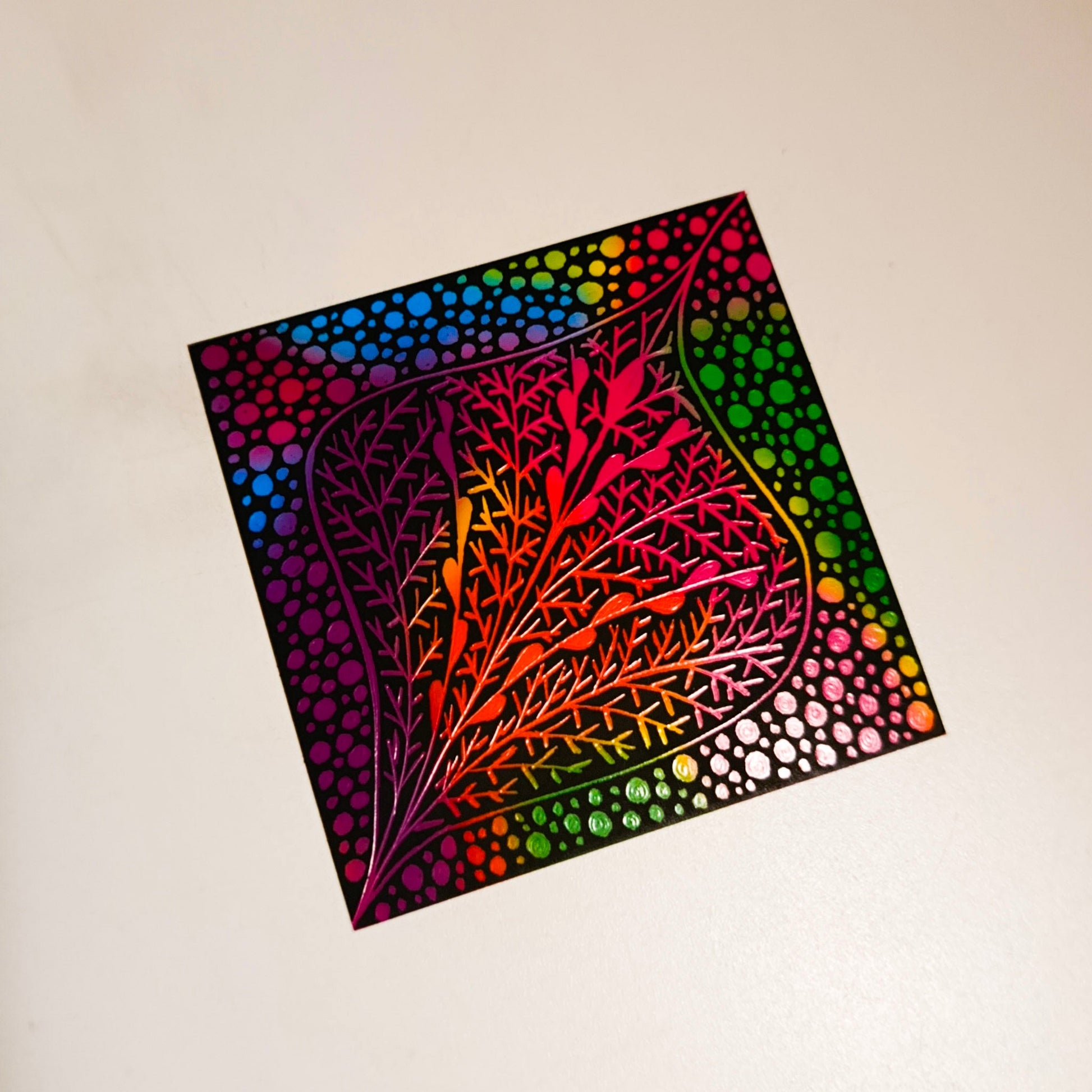 Lot créatif 100 cartes à gratter multicolores + 2 stylets bambou - Mains Créatrices