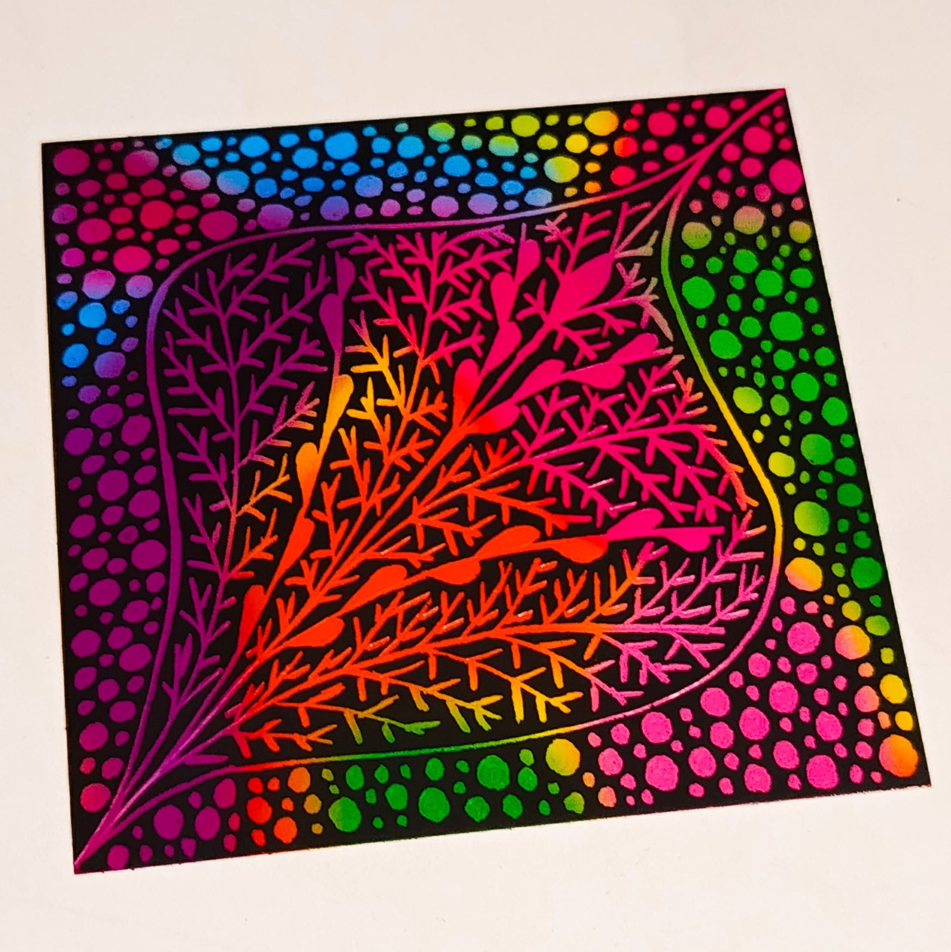 Lot créatif 100 cartes à gratter multicolores + 2 stylets bambou - Mains Créatrices