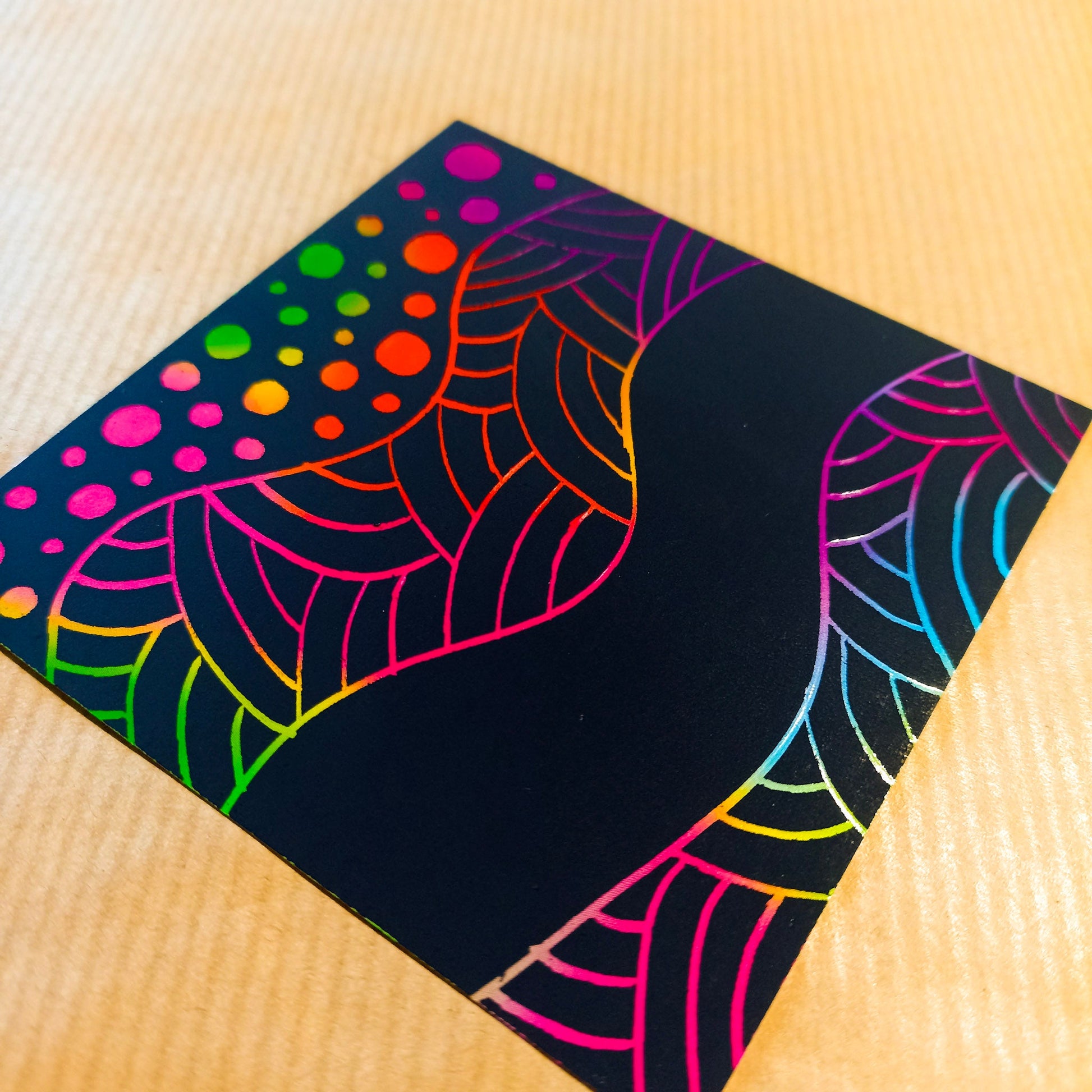 Lot créatif 100 cartes à gratter multicolores + 2 stylets bambou - Mains Créatrices