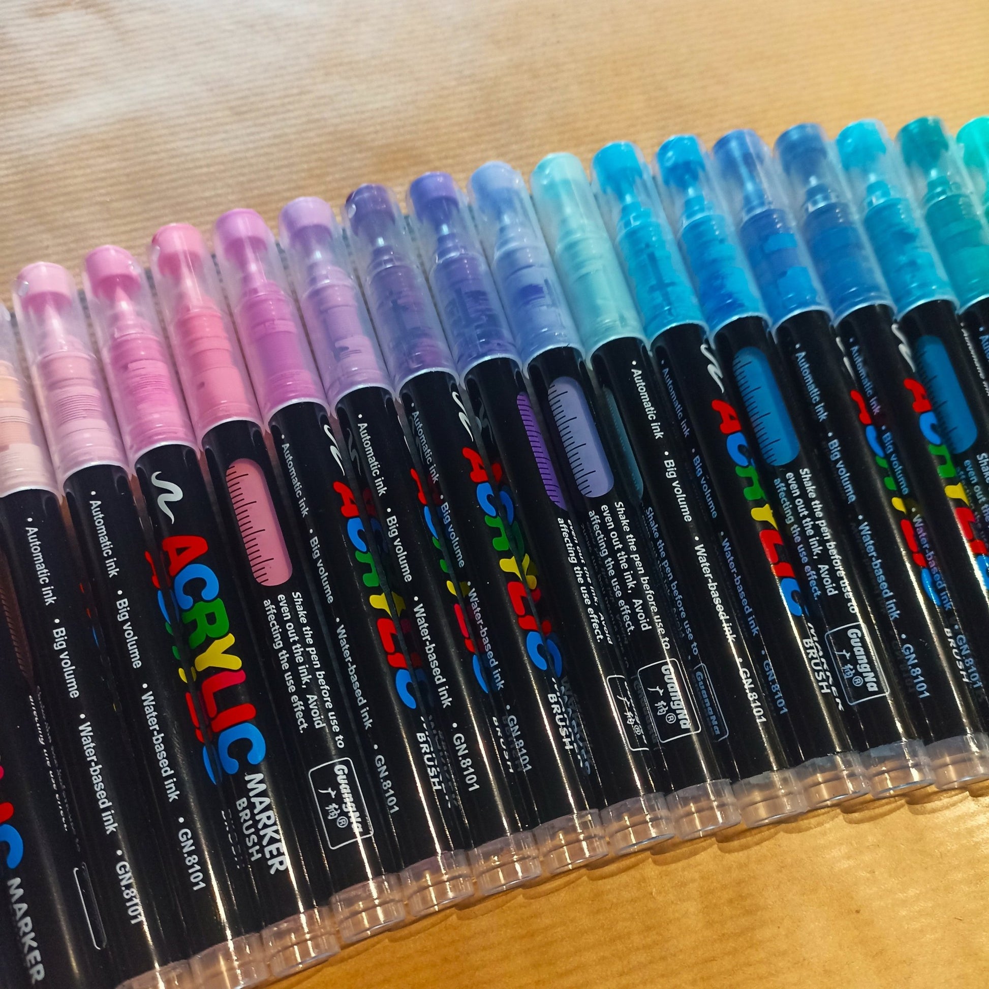 Marqueurs acryliques 12 à 360 couleurs - Mains Créatrices