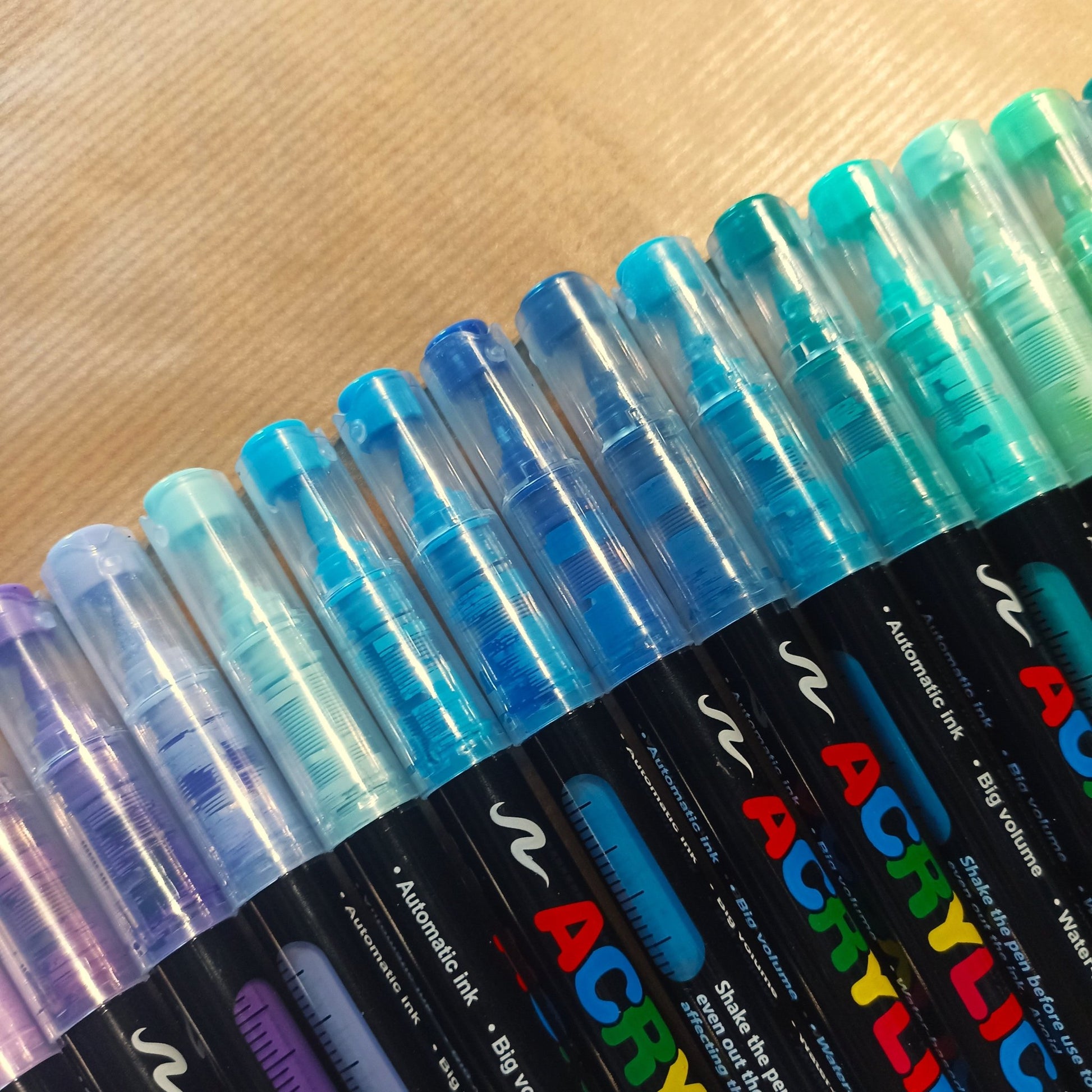 Marqueurs acryliques 12 à 360 couleurs - Mains Créatrices