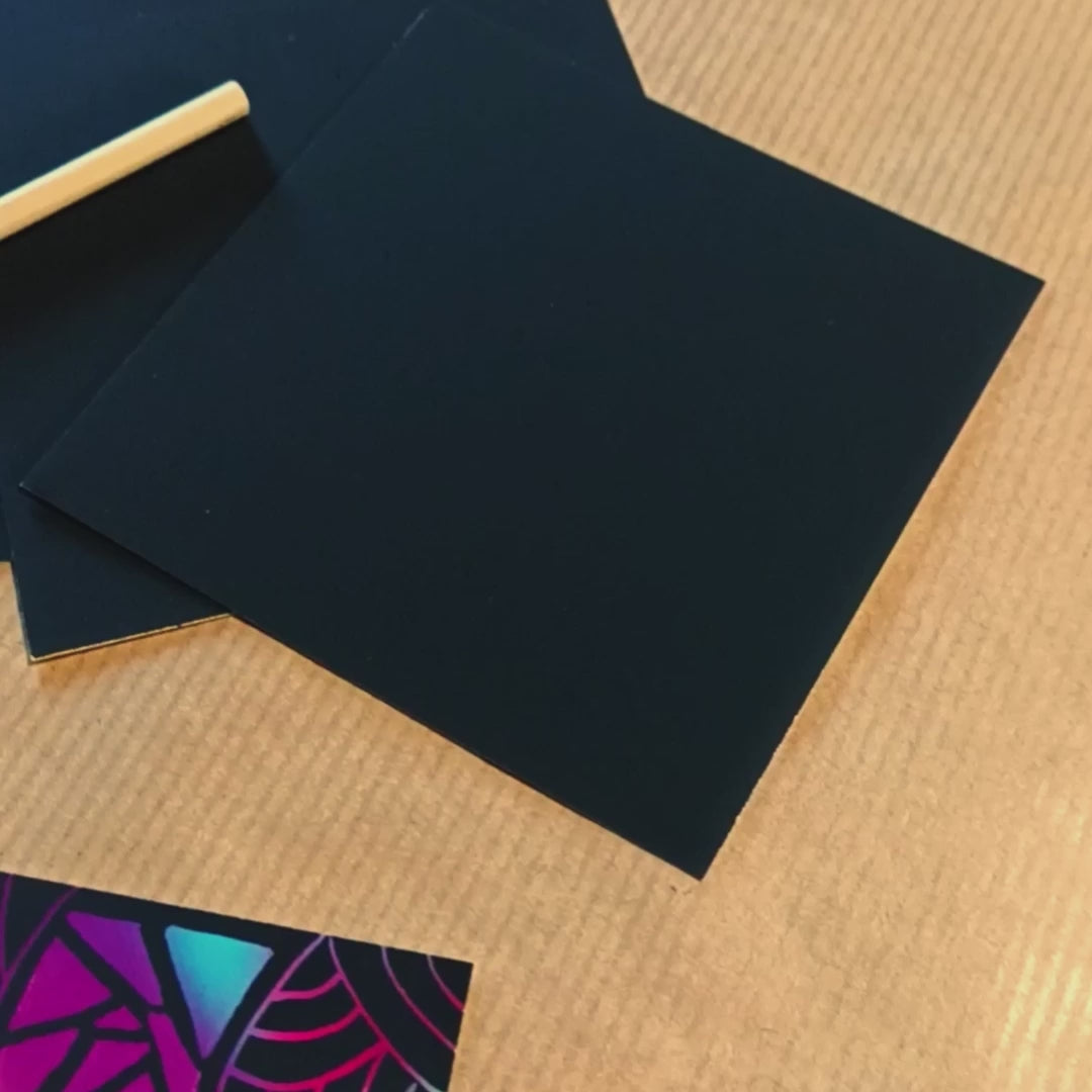 Lot créatif 100 cartes à gratter multicolores + 2 stylets bambou